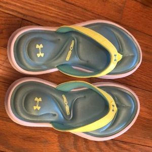 NWOT Under Armor foam padded flip flops size 1